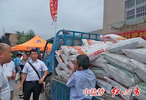 一袋袋好肥料交到農民手中,讓農民用上好肥料 一袋袋好肥料交到農民手中,讓農民用上好肥料