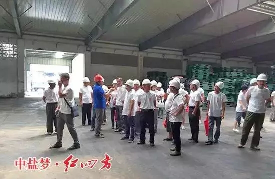 邊參觀，邊聽業務經理的講解