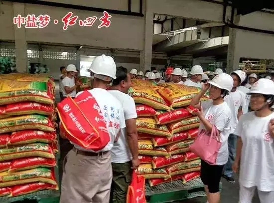 瞧瞧紅四方肥料堆滿倉，再也不用擔心了！