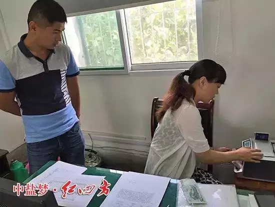 因?yàn)閻?ài)，紅四方每一個(gè)人都貢獻(xiàn)出自己的一份