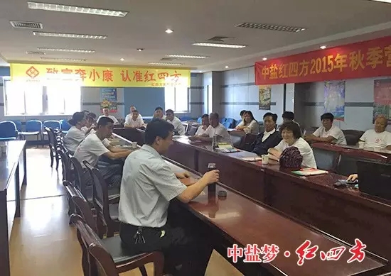 了解到紅四方發展歷程、新區發展情況及二期規劃建設項目后，客人們豎起大拇指.