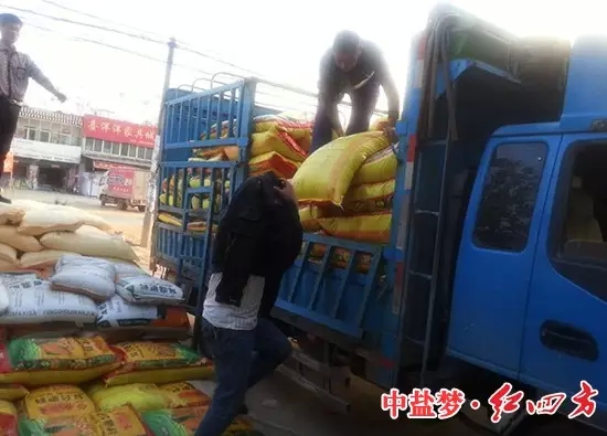 更甚的是，剛到的一車貨，這邊忙著卸貨，那邊就為農(nóng)戶搬上了拖拉機….