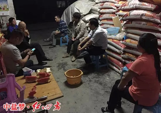 晚上，（右二）中鹽紅四方股份有限公司副總經(jīng)理陳勇走訪網(wǎng)點，受到客戶的歡迎。