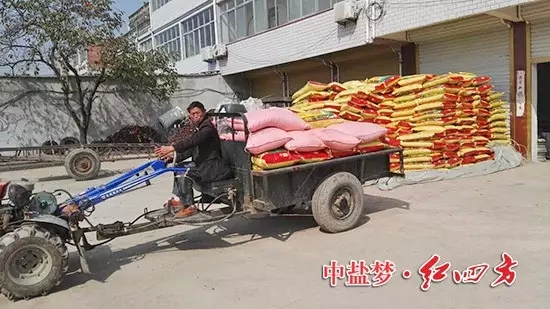 安徽懷遠(yuǎn)鄉(xiāng)鎮(zhèn)紅四方肥料大賣,老周終于裝滿一車。.webp.jpg