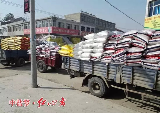 剛到的紅四方復(fù)合肥就拖走了三大車,肥料不等人,來晚了可就沒有嘍! 剛到的紅四方復(fù)合肥就拖走了三大車,肥料不等人,來晚了可就沒有嘍!