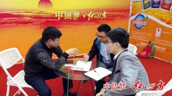 意向客戶認真聆聽業務經理關于產品方案的解答。