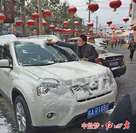 風雨無阻農資路，紅四方農化銷售員都是好樣的！無論是指導農戶科學種田，還是走村入戶送農化服務，他們始終咬緊牙關，堅持再堅持。