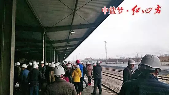 在霧氣籠罩下，這條四通八達(dá)的運(yùn)輸線，只能“猶抱琵琶半遮面了”！