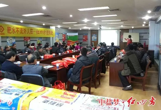 認(rèn)真觀看紅四方企業(yè)宣傳片，感受底蘊(yùn)深厚的文化。