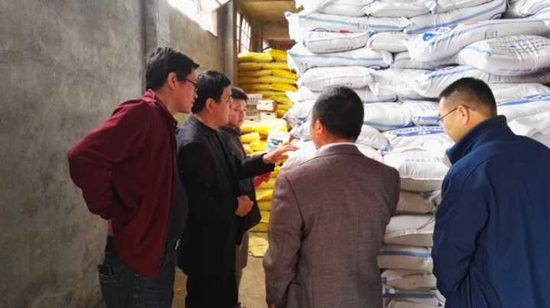 中鹽紅四方股份公司副總經(jīng)理陳勇總和王經(jīng)理走訪龍巖市場(chǎng)，拜訪長(zhǎng)汀客戶