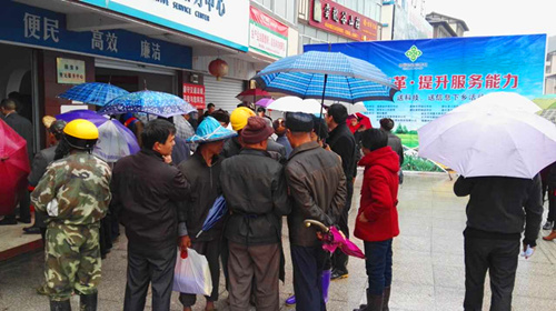 德化老鄉(xiāng)在雨中等待紅四方肥料到來