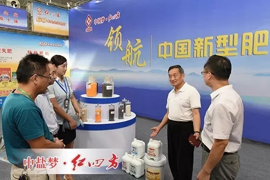 安徽省化肥工業協會名譽理事長夏英彪(右二)蒞臨展位 安徽省化肥工業協會名譽理事長夏英彪(右二)蒞臨展位