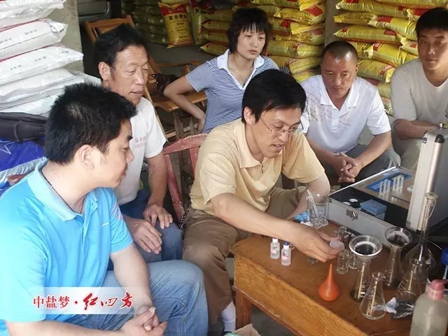 土地分散和農(nóng)民科技文化素質(zhì)低下，不僅限制了農(nóng)業(yè)生產(chǎn)效率的提升，也限制了農(nóng)化服務(wù)的全面開展。