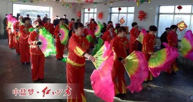 慰問演出結束后，中鹽紅四方東北公司代表，現(xiàn)場為大家介紹了企業(yè)概況，對紅四方主要產(chǎn)品和新型肥料進行了詳細介紹，傳授科學施肥的相關知識，引導農(nóng)民科學選肥用肥，讓農(nóng)民朋友在購肥的過程中買到貨真價實好的肥料，真正使農(nóng)民實現(xiàn)脫貧致富。