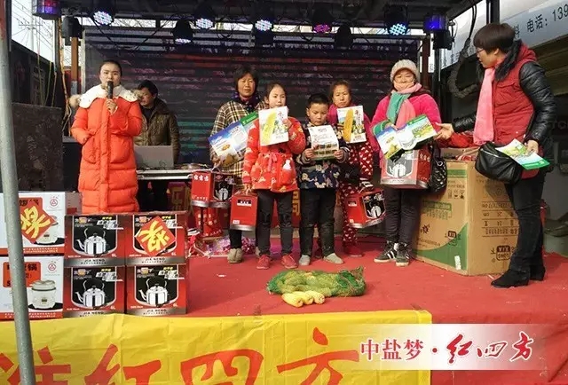 趕集農戶們被這熱鬧的氣氛吸引過來,紛紛上前定肥,預訂10包種子何10包控失肥的農戶可以抽獎,現場“砸金蛋”兩枚,看著農戶們一次次舉錘砸金蛋,王慧芳大姐臉上堆滿了笑容。 趕集農戶們被這熱鬧的氣氛吸引過來,紛紛上前定肥,預訂10包種子何10包控失肥的農戶可以抽獎,現場“砸金蛋”兩枚,看著農戶們一次次舉錘砸金蛋,王慧芳大姐臉上堆滿了笑容。