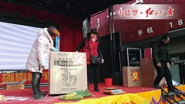 活動現場,為了讓農戶購買到實惠的同時,知道自己買的種子和控失肥搭配種出的玉米有多好多增產,王姐在現場做起了對比試驗。 活動現場,為了讓農戶購買到實惠的同時,知道自己買的種子和控失肥搭配種出的玉米有多好多增產,王姐在現場做起了對比試驗。