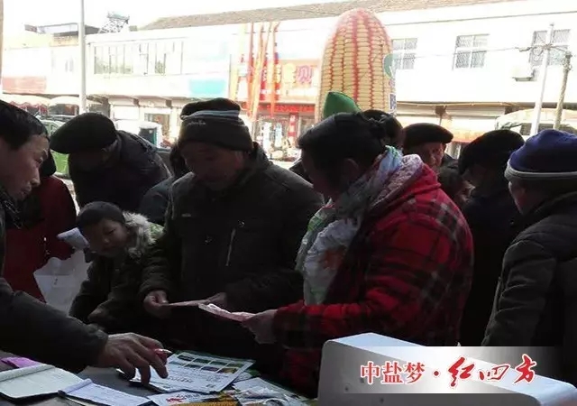 這只是王慧芳大姐開展的一次普通的好肥配好種促銷會現場。 這只是王慧芳大姐開展的一次普通的好肥配好種促銷會現場。