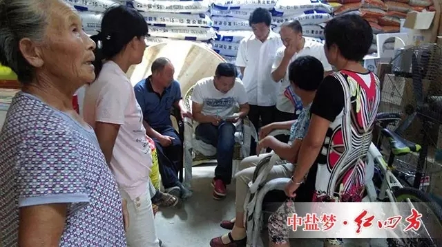 陳浩的農(nóng)資店就在淮北濉溪縣陳集鄉(xiāng)，地里位置好，交通便利，自2011年以來(lái)一直經(jīng)營(yíng)紅四方的肥料。如果要好好捋一捋他與紅四方的“緣分”，沒(méi)有一壺酒，恐怕沒(méi)法“把好故事說(shuō)完”。