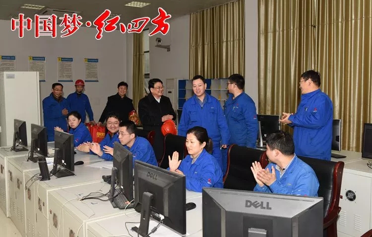 董事長(zhǎng)朱楓、常務(wù)副總經(jīng)理羅斌等公司領(lǐng)導(dǎo)向當(dāng)班人員致以新春的祝福.